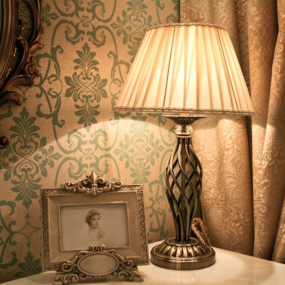 Bordslampa i klassisk stil med tyg lampskärm Grace Maytoni