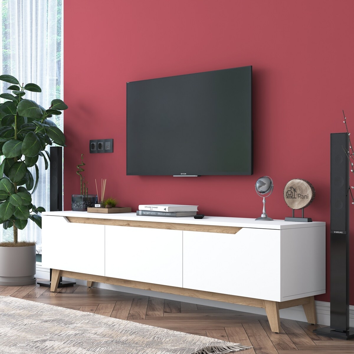 Modern TV-bänk 180 cm, vit och trä, med 3 dörrar Amelia Kampanj Modern TV-bänk 180 cm, vit och trä, med 3 dörrar Amelia Kampanj