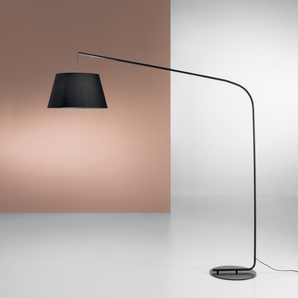Modern böjd golvlampa i svart metall med tygskärm 180 cm Enjoy