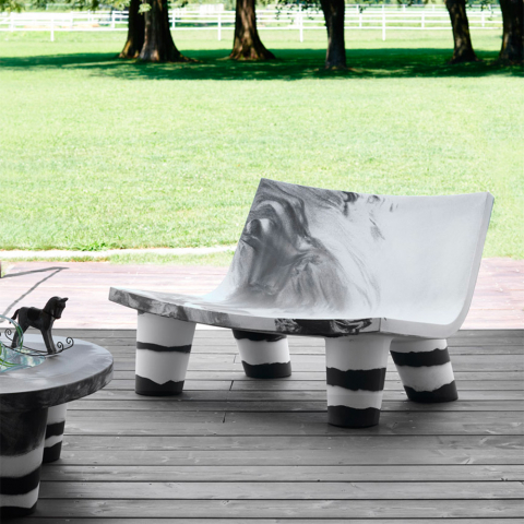 Bänk soffa inomhus trädgård svart och vit Slide Low Lita Love Anniversary Kampanj