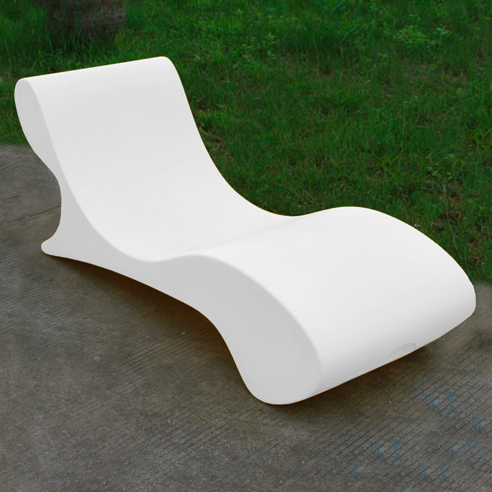 Solsäng trädgård soldäck pool schäslong vit design Andromeda