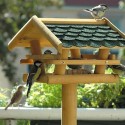 Fågelmatare i trä med stativ för utomhusbruk vilda fåglar Happiness Erbjudande